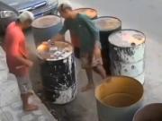 Dos jóvenes que jugaban con fuego sufrieron una tremenda explosión: el impactante video del incidente