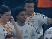 El espaldazo del Real Madrid: Kylian Mbappé boicoteó el pasillo al Barcelona campeón de la Supercopa de España