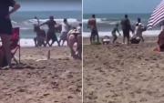 VIDEO.- La batalla del verano: chureros vs vendedores de licuados se trenzaron de las piñas en la Costa Atlántica