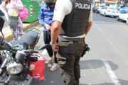 Robo de motocicleta registrado en cámaras de seguridad 