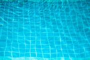 Niña de 2 años está grave tras caerse a una piscina y estar varios minutos debajo del agua