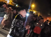 “Queremos interpretar una pieza para que nos dejen pasar”: Un grupo musical canta en un punto de bloqueo