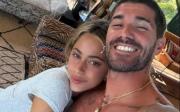 ¿Está embarazada? Tres pequeños corazones dibujados por Tini Stoessesobre en el abdomen de Rodrigo De Paul   