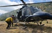 Así trabajan los helicópteros y pilotos de La Plata en el combate contra los incendios en Chubut