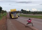 Tras video viral, localizan al responsable de una peligrosa maniobra frente a un camión