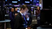Wall Street tambalea tras la escalada de Donald Trump sobre la Fed, mientras el oro marca nuevo récord