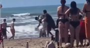 Churreros vs. vendedores de licuados: el video de la batalla campal en el corazón de la playa de Mar Azul