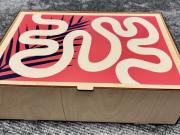 La misteriosa caja de seguridad que un país de Europa le entrega a sus adolescentes