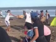 A las trompadas en Mar Azul: violenta pelea entre vendedores ambulantes y churreros a orillas del mar