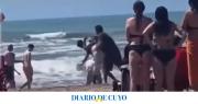 Insólita pelea entre churreros y vendedores de licuados en plena playa de Mar Azul