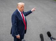 Trump advierte que evalúa “opciones muy fuertes” contra Irán y no descarta una acción militar