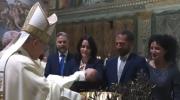 El Papa bautiza a bebés en la Capilla Sixtina : “De sus padres reciben la vida y hoy reciben el sentido para vivirla”