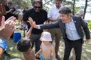 En su primera recorrida del año, Axel Kicillof confrontó con Nación y defendió un programa escolar gratuito para las vacaciones  