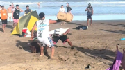 Churreros y vendedores de licuados se enfrentaron en la playa en una feroz batalla