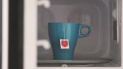 Colocar un saquito de té verde o negro dentro del microondas: el truco casero que pocos conocen