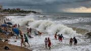 Meteotsunami en la Costa Atlántica, caos y desesperación de la gente: los videos del dramático momento en la playas