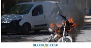 Como en “Relatos salvajes”, pero en San Martín: discutió con su compadre y en un acto de furia le prendió fuego la moto