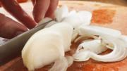Ni una lágrima: este es el ingenioso truco casero para cortar cebolla sin llorar