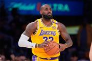 LeBron James luce un parche conmemorativo por su 23ª temporada en la NBA