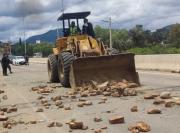 La ABC tras acuerdo está limpiando las carreteras en los puntos de bloqueo