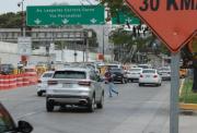Peligro en la av. del Bombero: Peatones se juegan la vida entre la obra y el tráfico