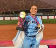 Es campeona sudamericana y debe trabajar como profesora en un gimnasio para sostener su carrera en el sóftbol