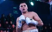 Es hijo de un campeón panamericano de boxeo, debutó en 2025 ganó todas por KO y va por un título en 2026