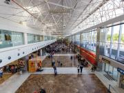 Un hombre intentó subir a su esposa muerta a un avión y lo descubrieron cuando la llevaba en silla de ruedas