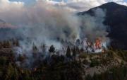 Incendios forestales en Chubut: se reactivó un importante foco en una ladera del Lago Epuyén