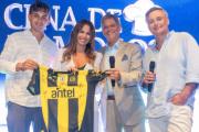 Pampita recibió un obsequio de un jugador Peñarol que generó sorpresa y emoción en evento