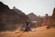 El español Tosha Schareina repite triunfo y lidera el Dakar en motos