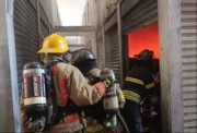 Bomberos sofocan incendio estructural en la feria Barrio Lindo