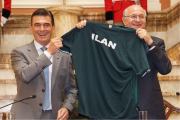 Rodrigo Paz obsequia la camiseta de La Verde a Ilan Goldfajn, presidente del BID