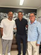 La foto de Verón con el presidente del Santos en Brasil: ¿por qué visitó la Bruja el club de Neymar?