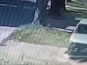 Una joven de 15 años atropelló a un hombre, chocó contra una casa y terminó arriba de la vereda: el test de alcoholemia le dio positivo