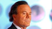Dos exempleadas acusaron a Julio Iglesias de abusos sexuales, humillaciones y maltratos