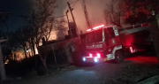 Susto en Rawson: un incendio en una casa dejó a un policía con principios de intoxicación