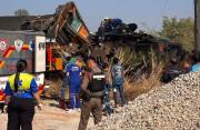 Tailandia: una grúa se desplomó sobre un tren y dejó al menos 29 muertos y 64 heridos