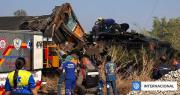 Al menos 29 muertos deja caída de una grúa sobre un tren de pasajeros en Tailandia