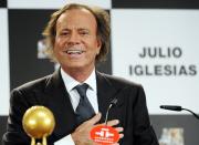 La imagen de “latin lover” de Julio Iglesias empañada por acusaciones de agresión sexual