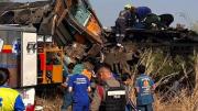 Tragedia en Tailandia: una grúa cayó sobre un tren en marcha y dejó al menos 25 muertos