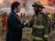 Milei no viajó a la zona de los incendios, pero compartió una imagen hecha con IA que lo muestra saludando a los brigadistas en Chubut