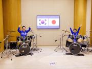 Una cumbre de líderes mundiales termina en una surrealista batalla de batería al ritmo de K-pop