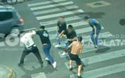 Jóvenes se agarraron a trompadas en 7 y 50: siete aprehendidos e investigan si la pelea fue por un robo