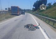 Motociclista perdió el equilibrio, cayó y fue embestida por un ómnibus que venía detrás