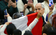 Papa León XIV SE EMOCIONA AL VER BANDERA DE PERÚ en el Vaticano