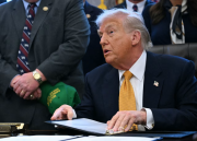 Trump dice que Estados Unidos “observará” antes de descartar una acción militar en Irán