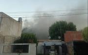 Momentos de tensión en Los Hornos por el incendio de una casa