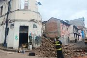 Colapso de una casa en Quito deja un cierre vial y personas rescatadas