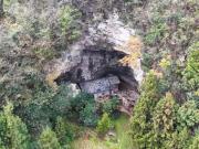 El hombre que vive solo en la entrada de la cueva de una montaña: Este entorno es agradable